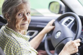 Přijdou senioři nad určitý věk o své řidičáky? Evropská unie připravuje v roce 2025 zásadní omezení